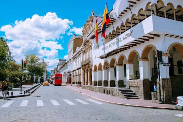 Sebuah bangunan di Cuenca, Ekuador, mengibarkan dua bendera.