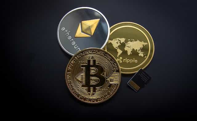 Koin cryptocurrency Bitcoin, Ripple, dan Ethereum.