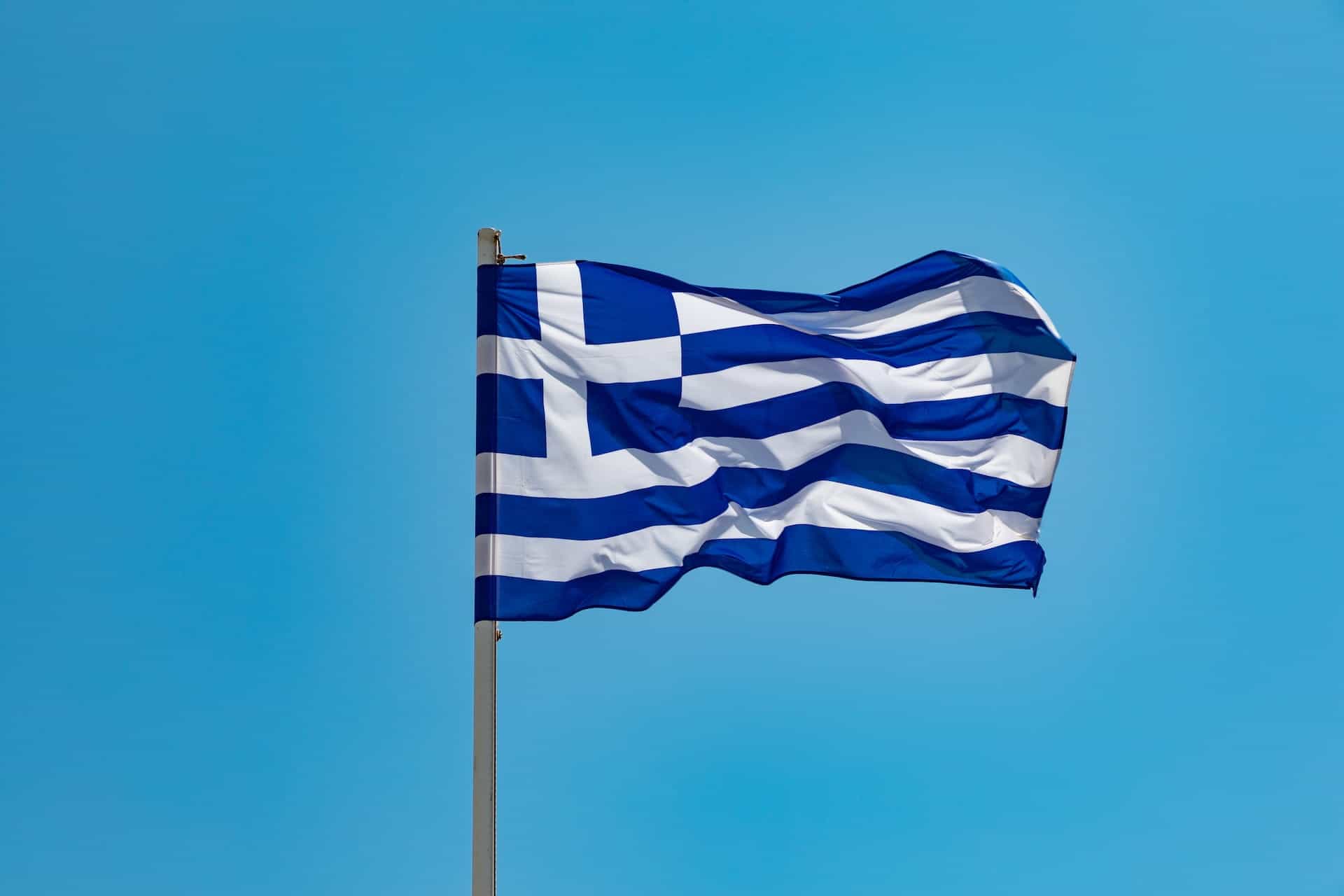 Bendera Yunani di langit cerah.
