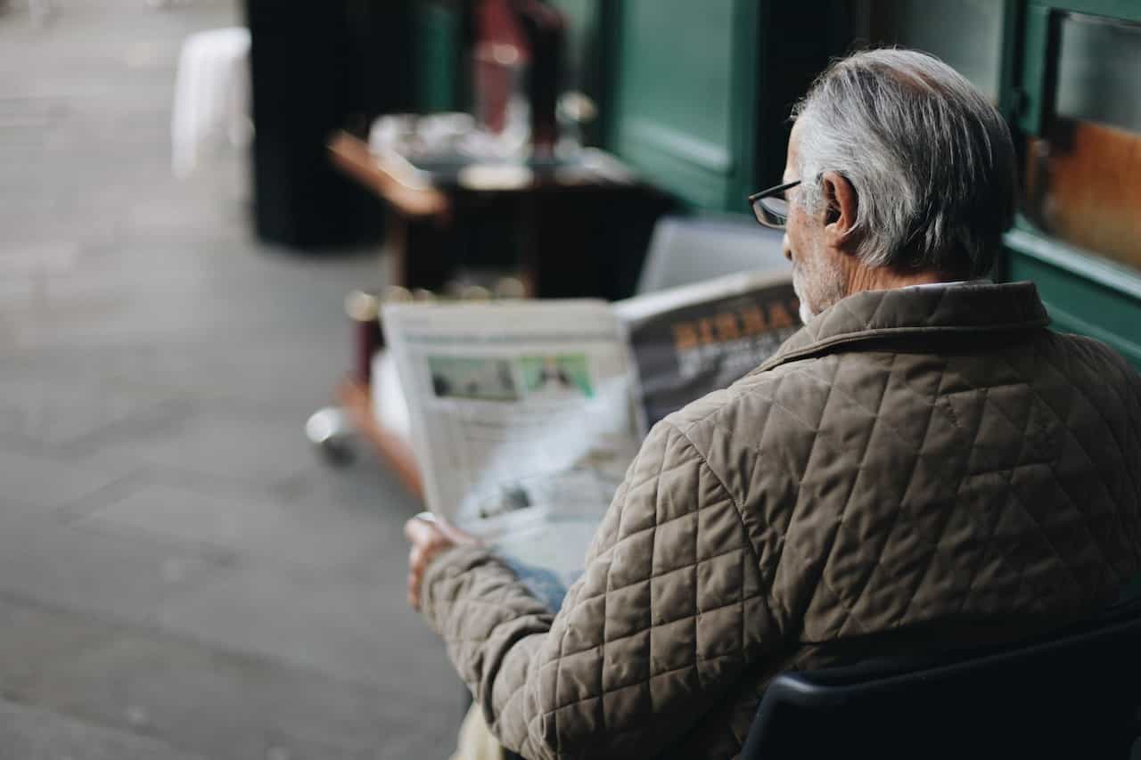 Seorang pria sedang membaca koran.