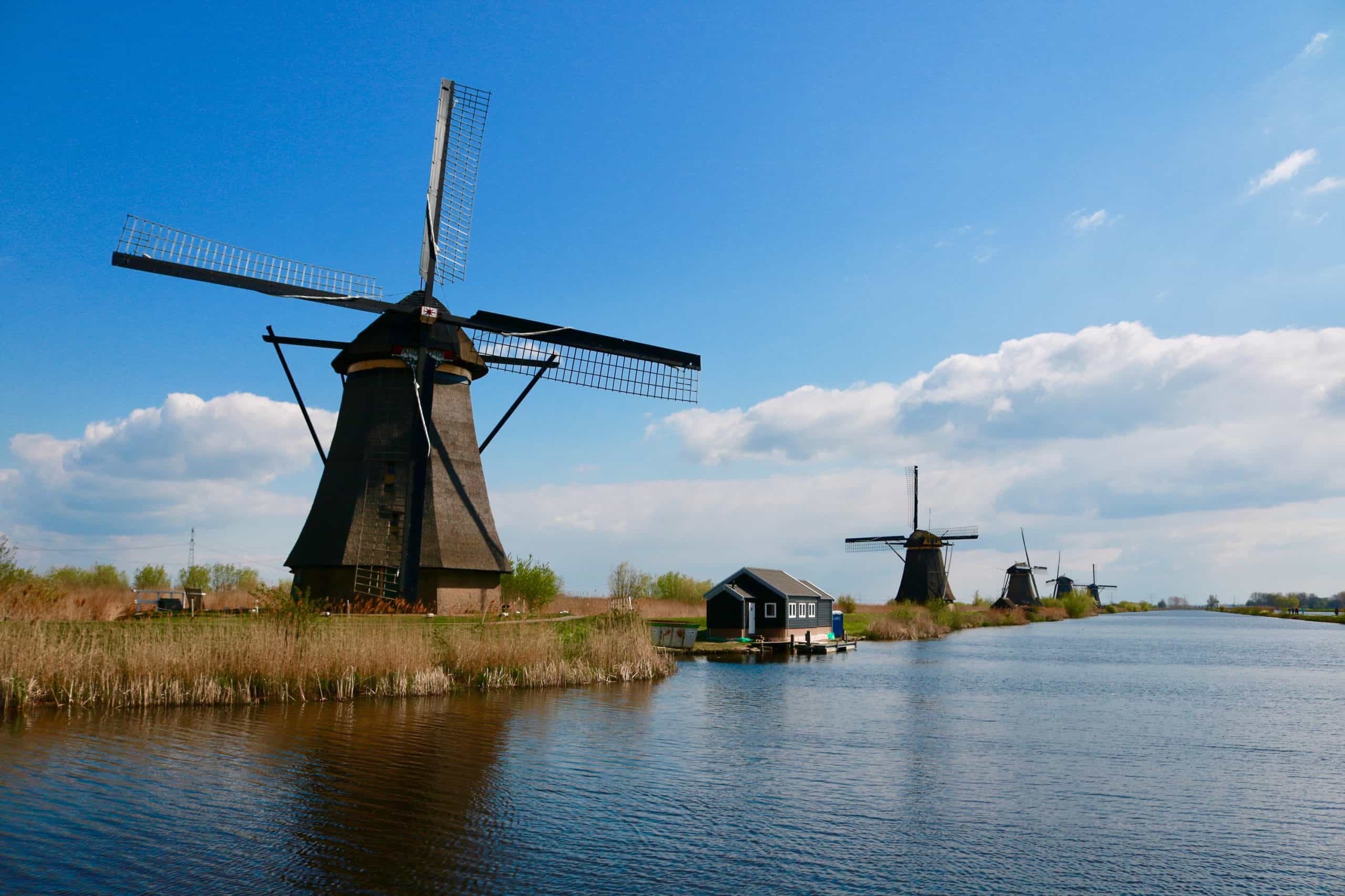 Kincir angin di pedesaan Belanda.