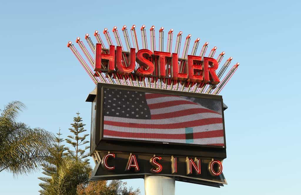 Tanda di luar Hustler Casino di Los Angeles. 