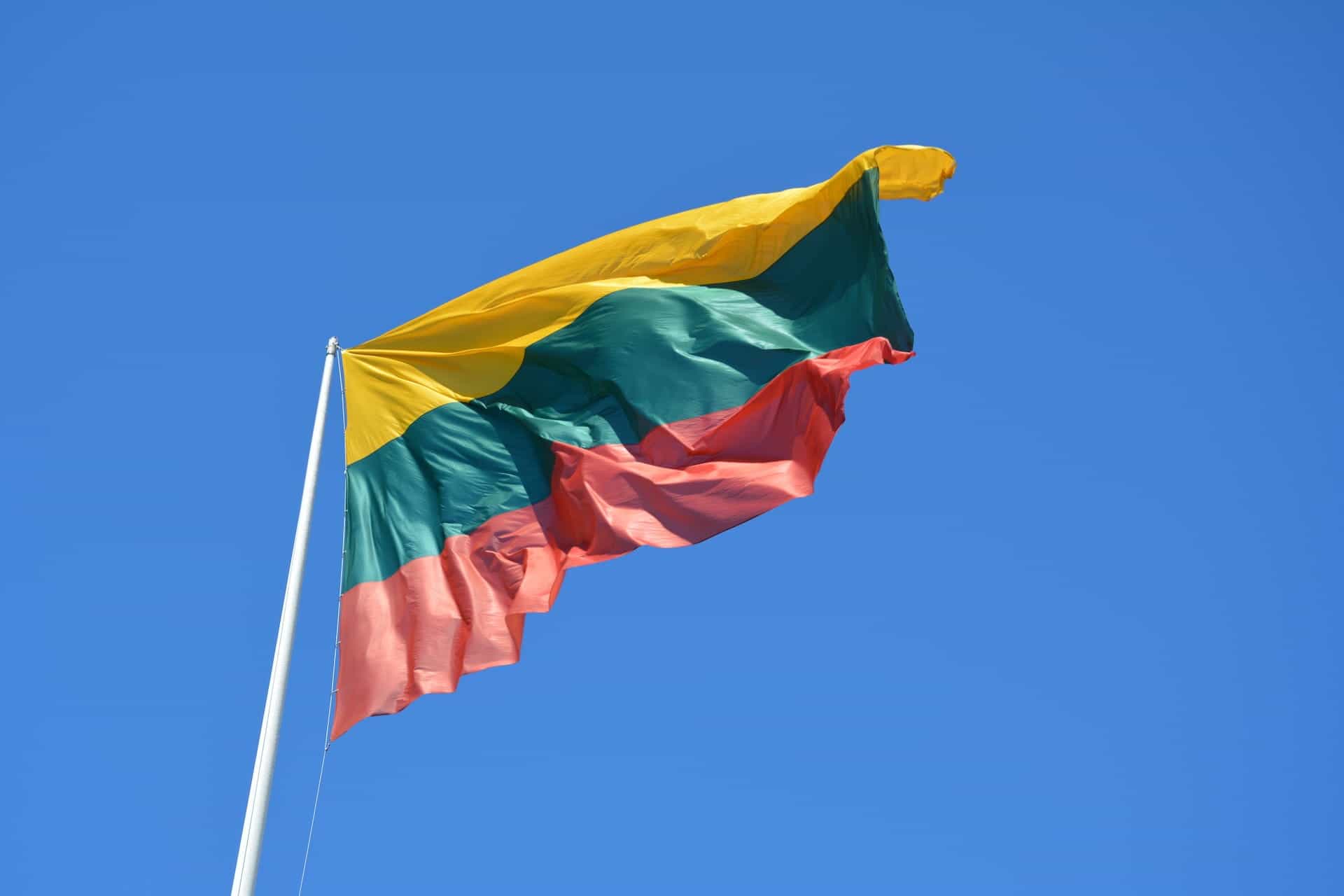 Bendera Lithuania melawan langit biru.