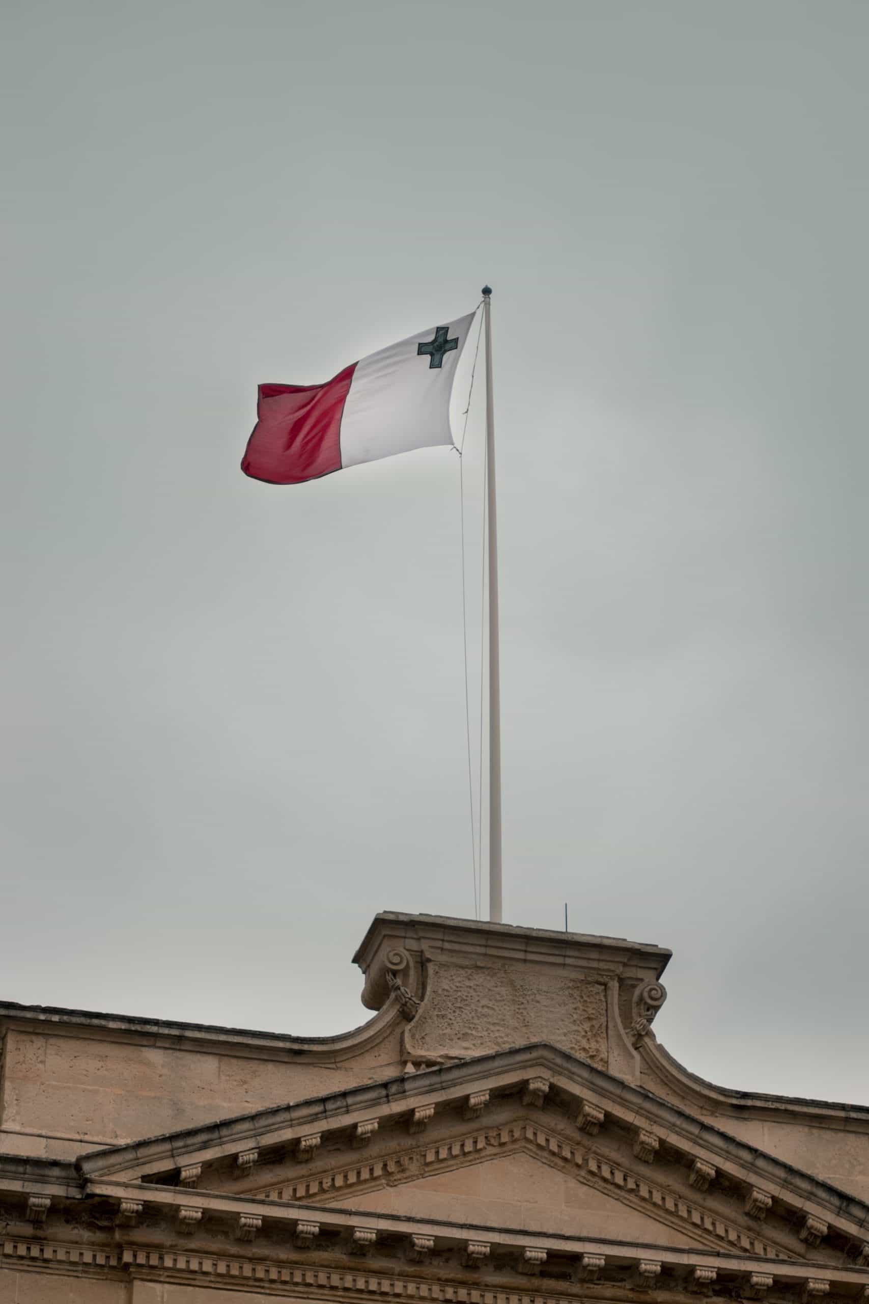 Bendera Malta melawan langit mendung
