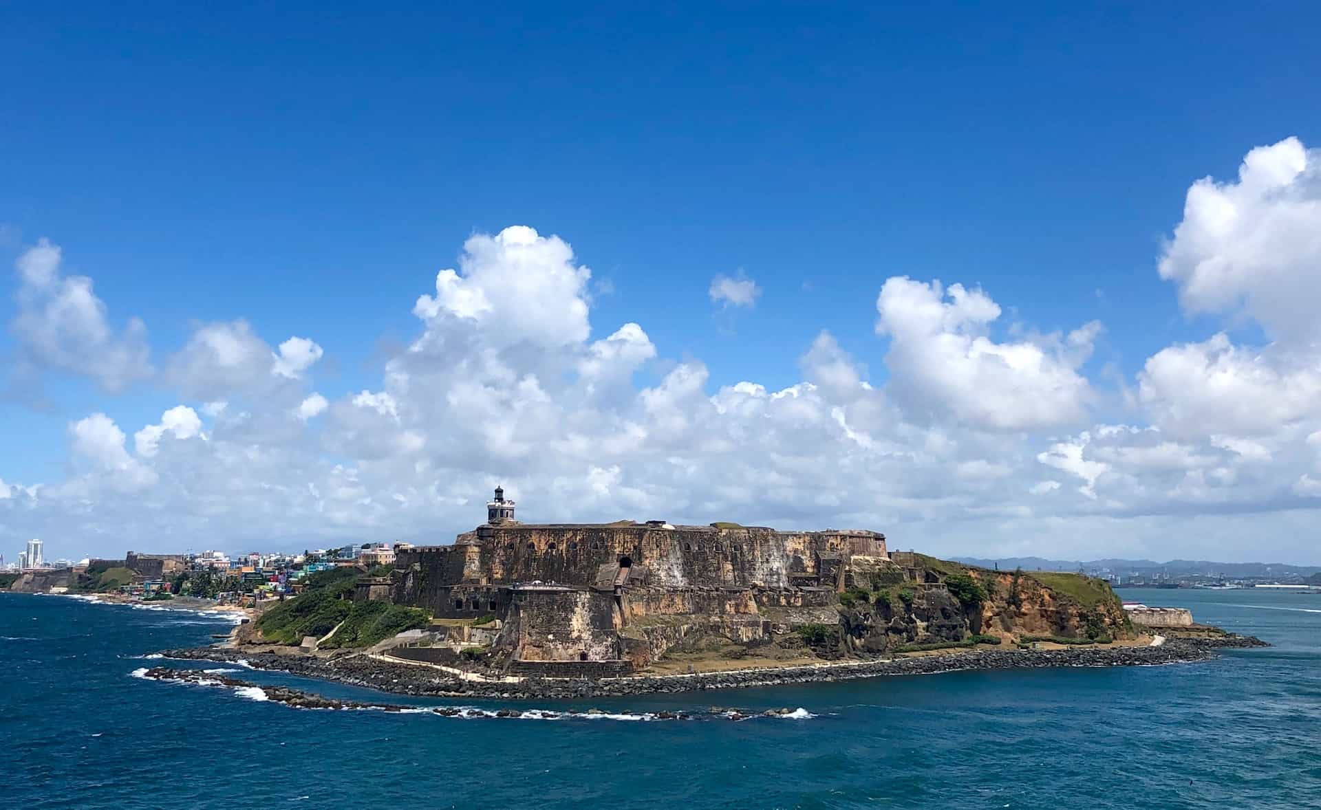 Pulau San Juan Tua, San Juan, Puerto Rico di tengah lautan biru.