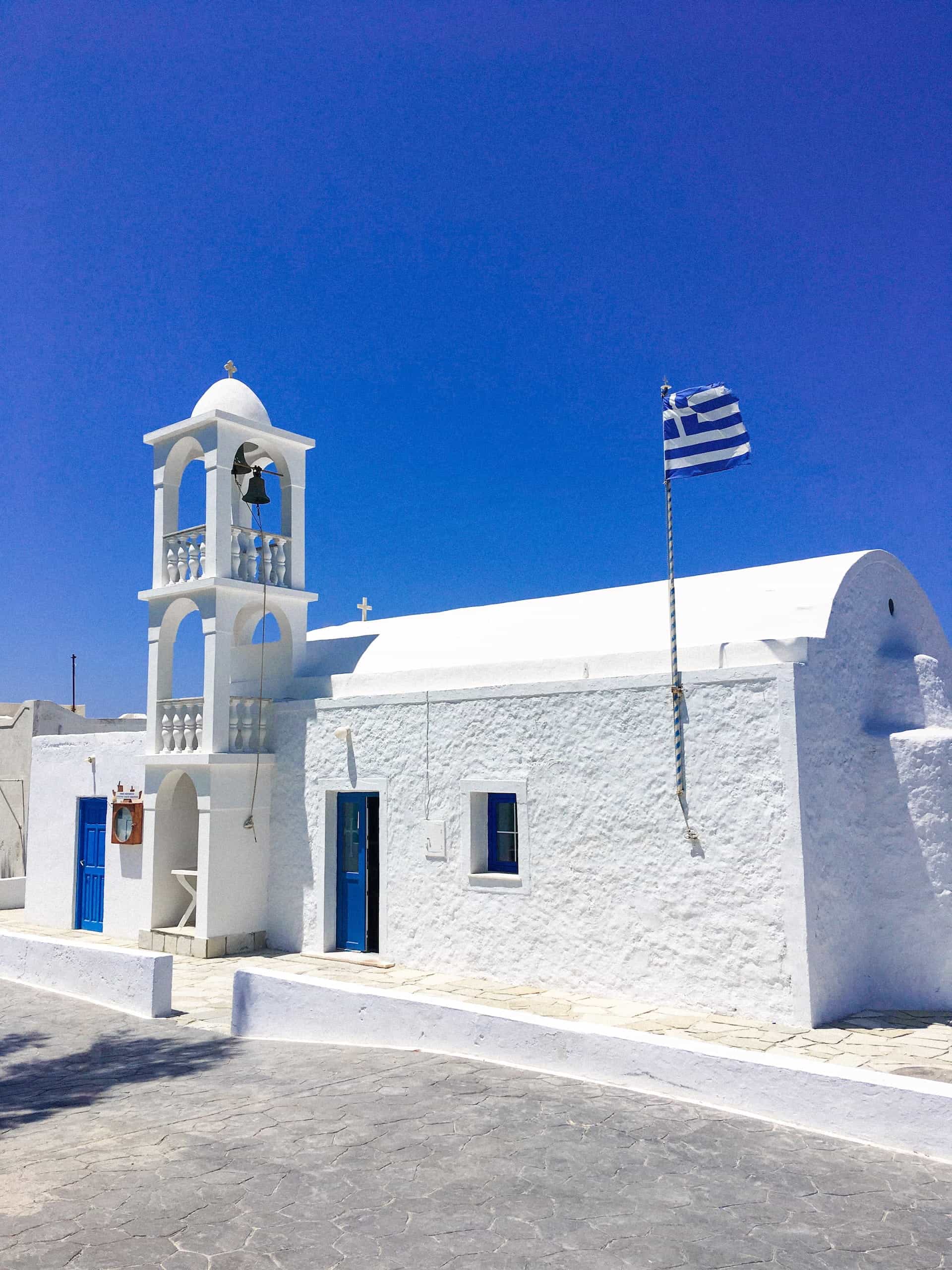 Gereja Ortodoks Yunani Zoodokos Pighi di sebelah pantai Mandrakia di Milos, Yunani.