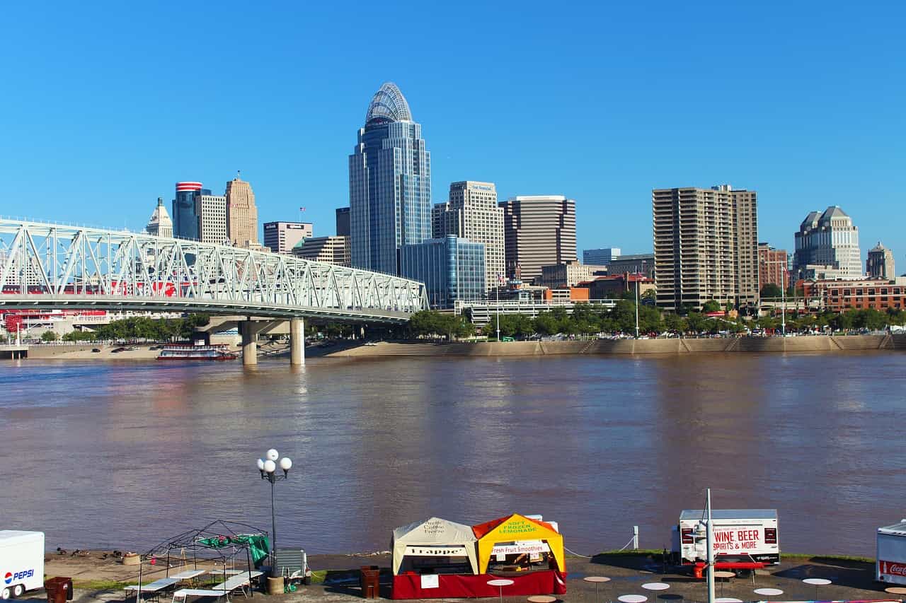 Sebuah jembatan gantung besar yang melintasi Sungai Ohio dari negara bagian Ohio ke Kentucky, dengan gedung-gedung tinggi dan gedung pencakar langit Cincinnati terlihat di seberang sungai.