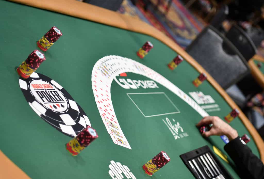 Kartu, keripik, dan meja ditata dan siap untuk bergulir menjelang aksi sehari di World Series of Poker 2023. 