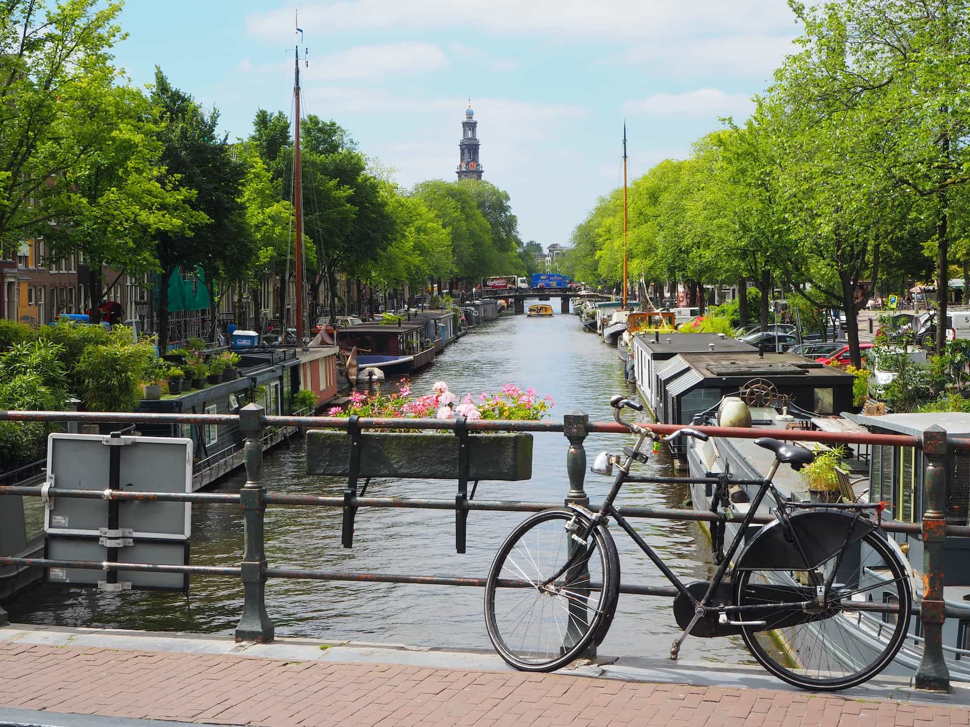 Amsterdam pada hari yang cerah.