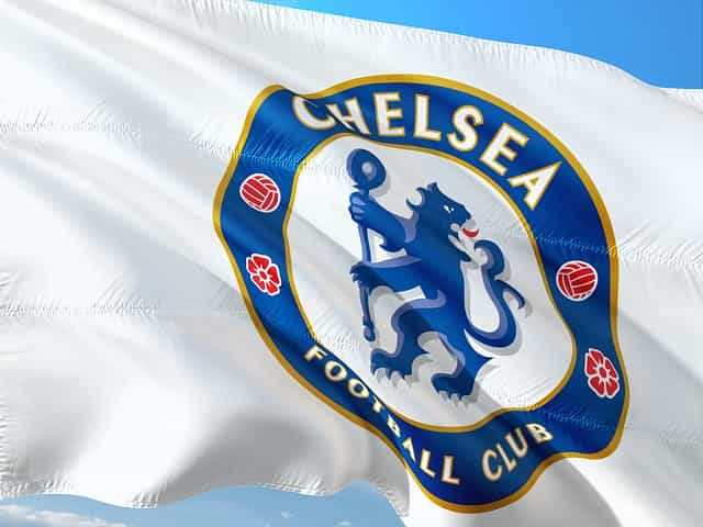 Sebuah bendera dengan lambang Chelsea Football Club.