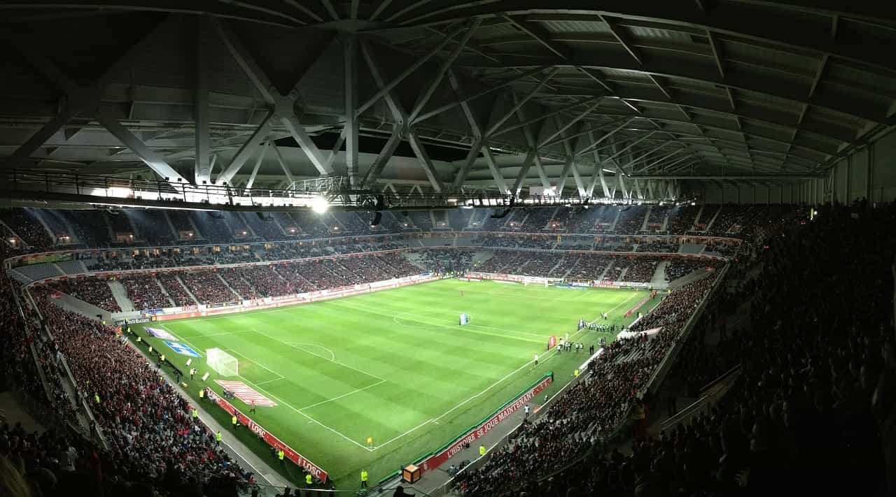 Stadion sepak bola Eropa di malam hari.