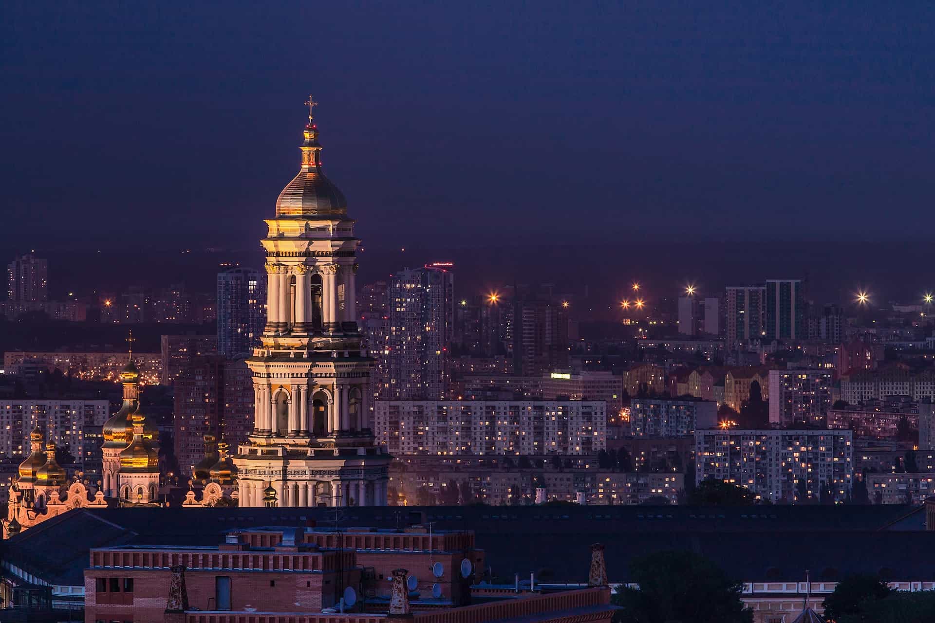 Kota Kyiv di malam hari.