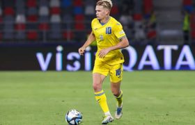 Mykhailo Mudryk runs with the ball during the UEFA Under-21 Euro 2023 semi-final match between Spain and Ukraine.