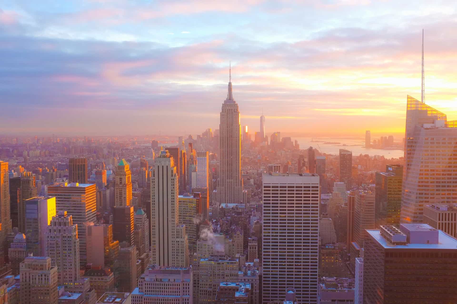 Cakrawala luas pusat kota Manhattan di New York City, New York saat matahari terbenam.