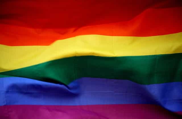 Bendera pelangi – simbol dunia untuk komunitas LGBTQIA+ (lesbian, gay, biseksual, transgender, queer (atau terkadang mempertanyakan), interseks, aseksual, dan lain-lain).
