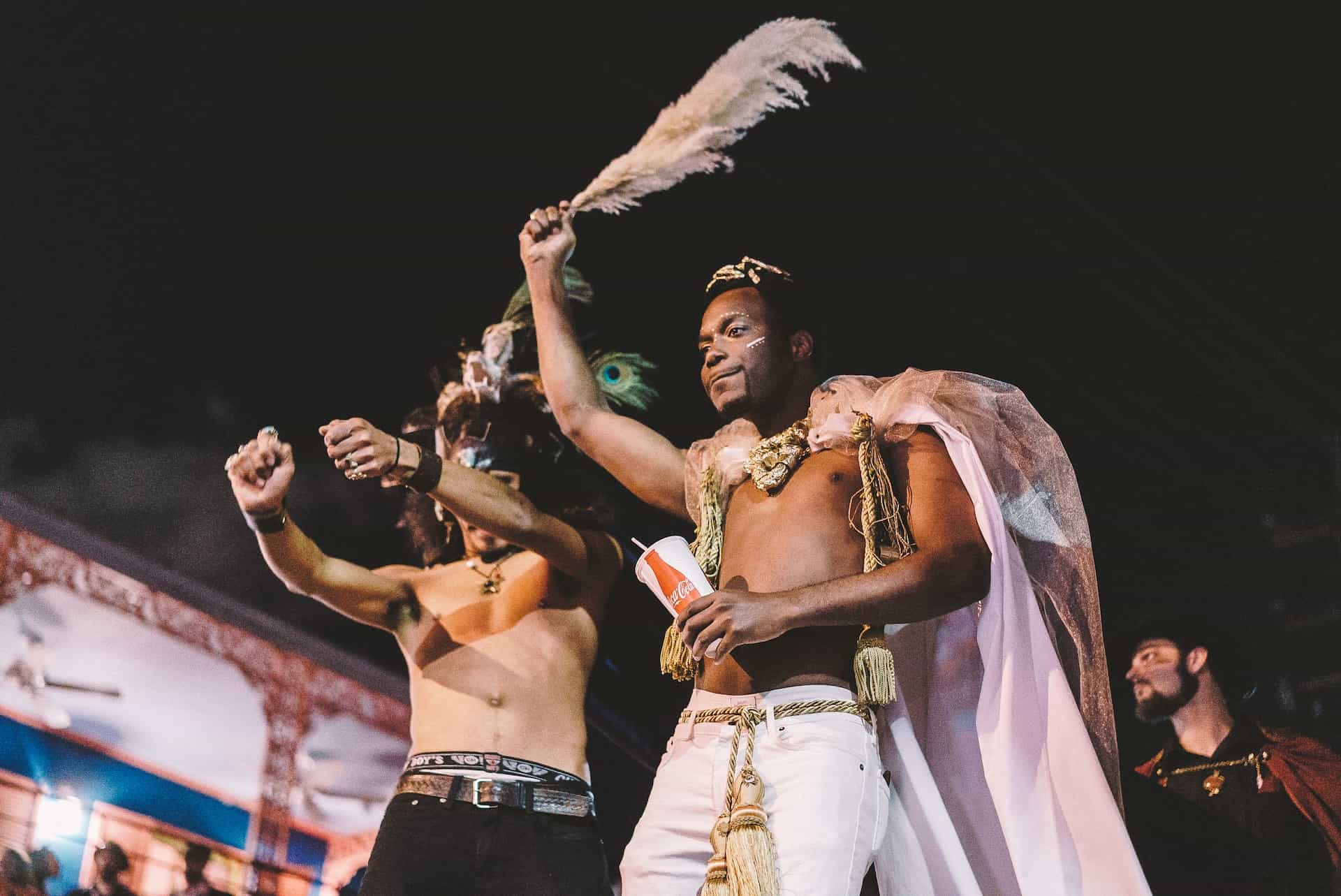 Dua pria tampil topless dalam riasan di perayaan karnaval.