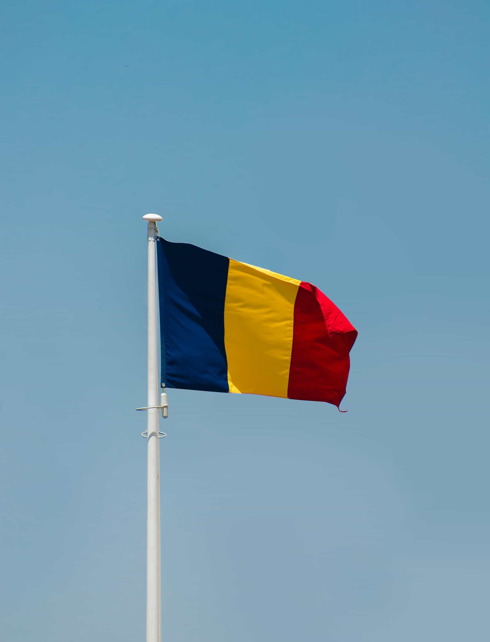 Bendera Rumania melawan langit biru.