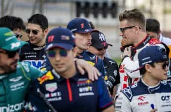 2023 F1 drivers chat following a group photo.
