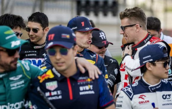 2023 F1 drivers chat following a group photo.
