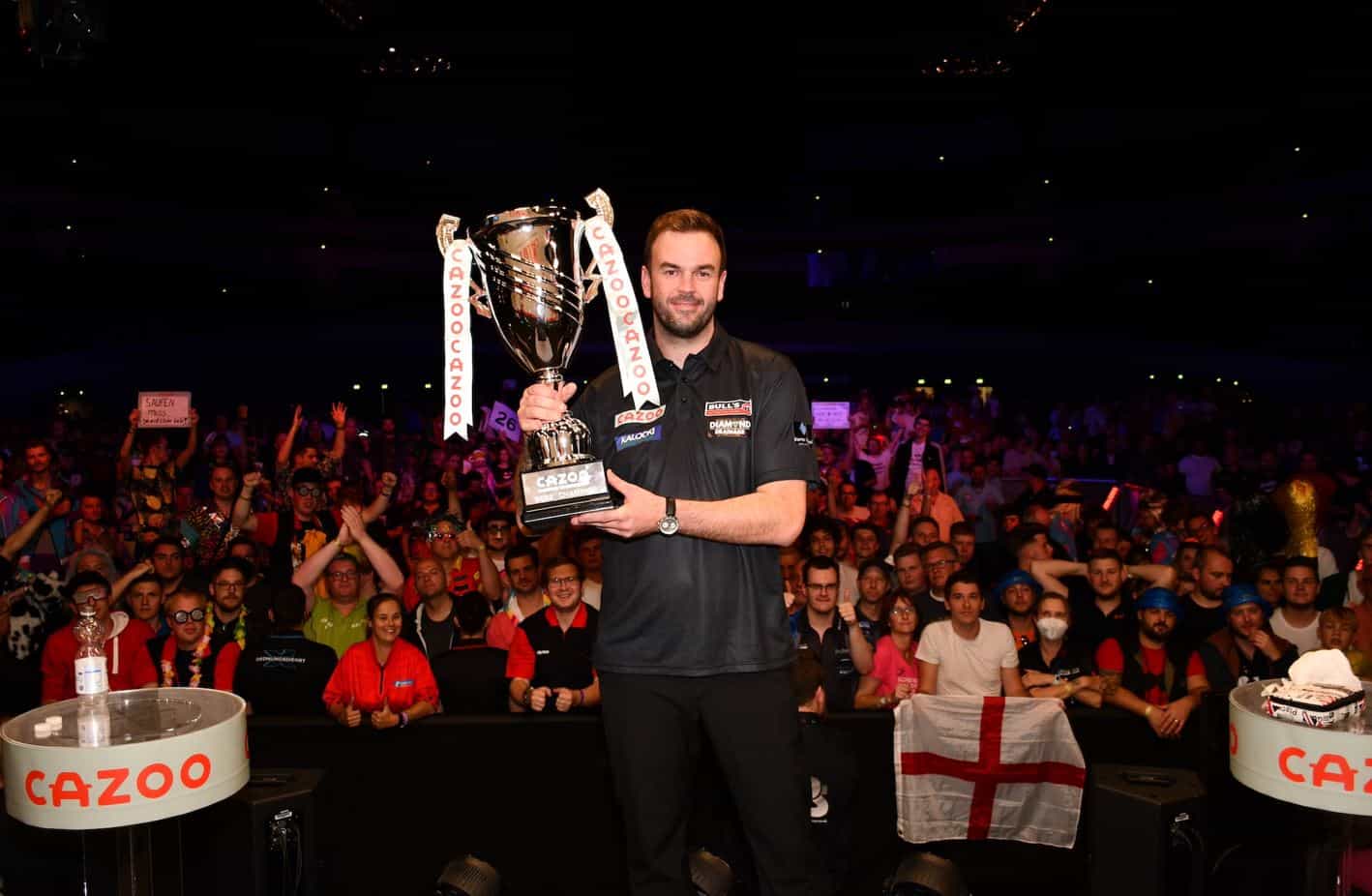 Ross Smith shows off his 2022 European Championship trophy. 