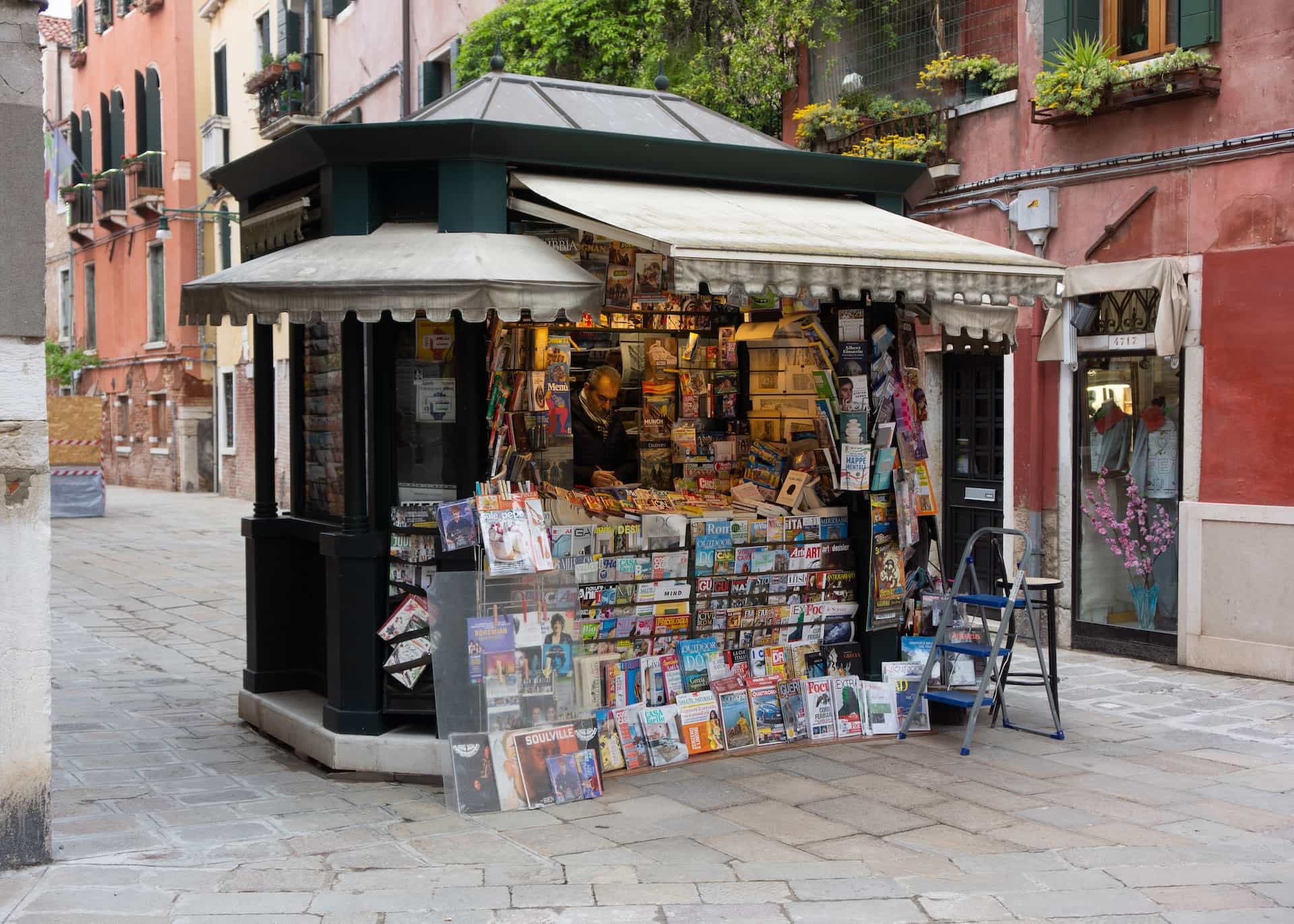 A kiosk selling newspapers and other items.