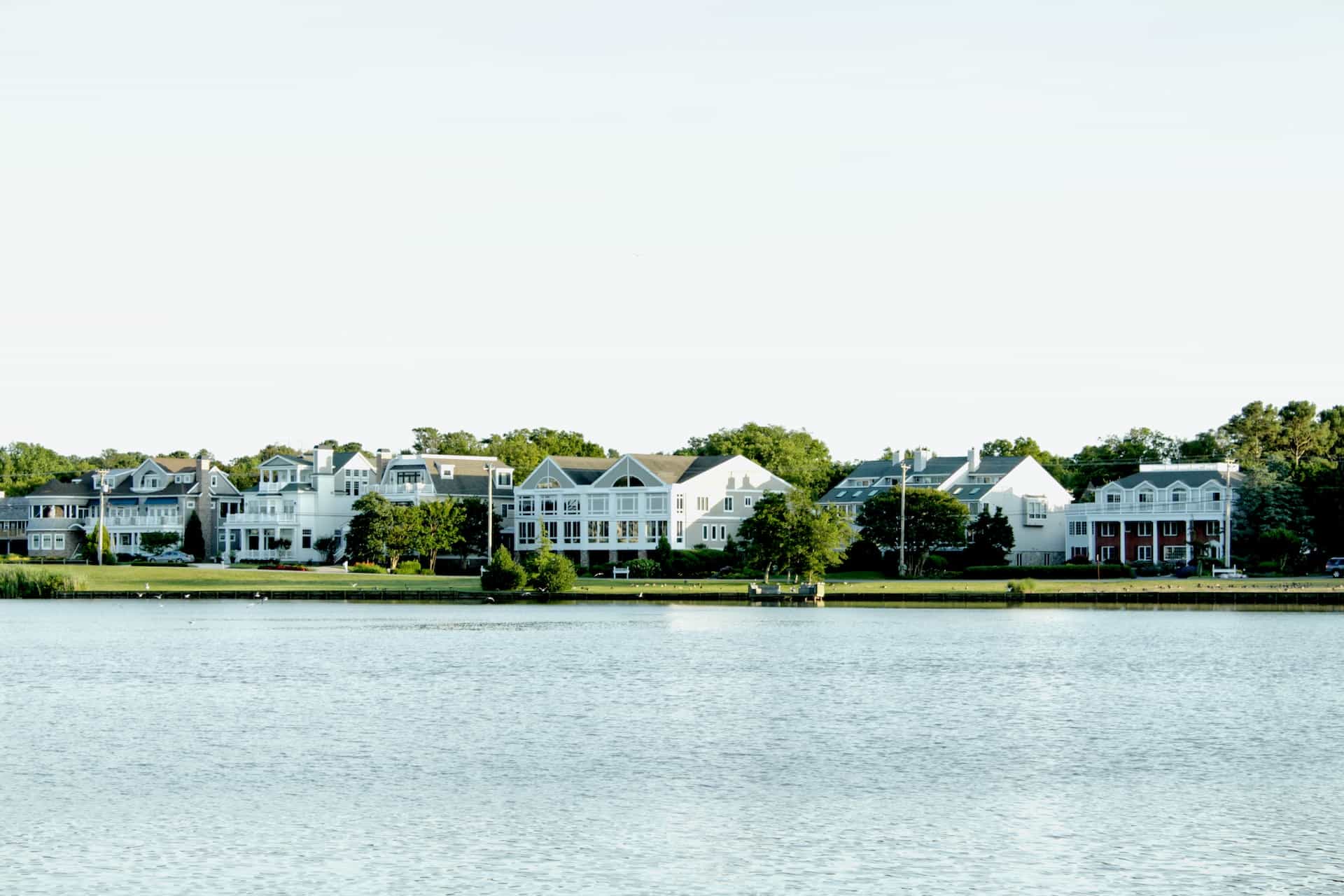 Several high-end vacation homes standing side by side each other in a bay by the water in the US state of Delaware.