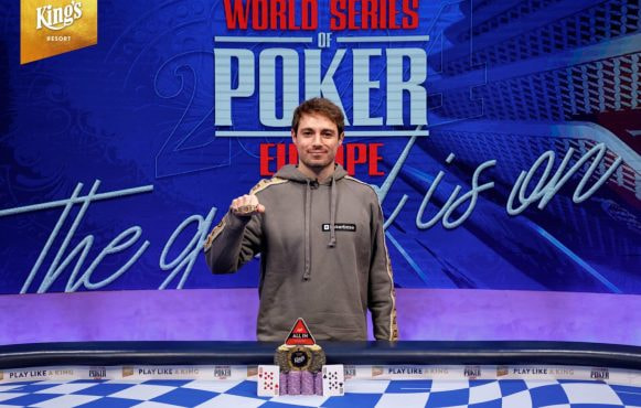 Simone Andrian shows off his 2024 WSOPE winner’s bracelet.