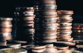 Mynt i hogar på ett bord