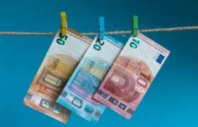 Pengar hänger på en tvättlina