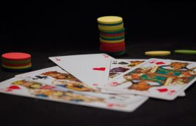 Fem spelkort och två högar med marker