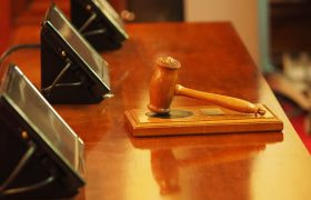 En beslutshammare i domstolsmiljö