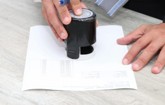 En man stämplar ett dokument