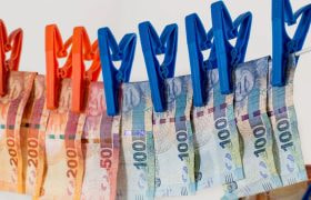 Pengar som hängts på tork på tvättlina