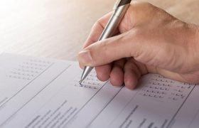 En person fyller i ett formulär med flera svarsalternativ