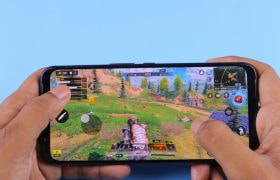 Person spelar mobilspel