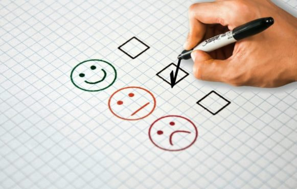 Person som fyller i nöjdhetsundersökning