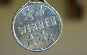 En medalj med texten vinnare