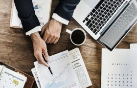 En person granskare rapporter