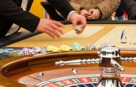 Personer som spelar roulette på ett casino