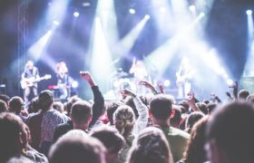 Publik som tittar på ett band på en scen