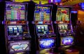 Tre spelautomater på ett landbaserat casino