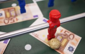 Fotbollsspel med fotboll och sedlar