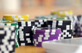 Kortspel och spelmarker i högar