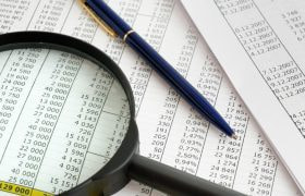 Förstoringsglas på papper