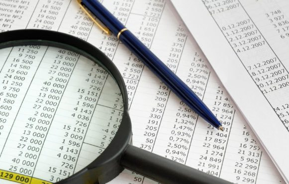 Förstoringsglas på papper