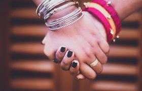 Två händer som håller hand