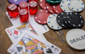 Marker, tärningar, kortspel och poker