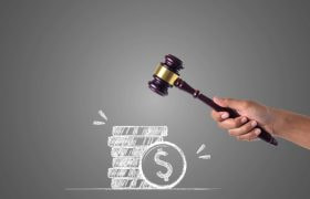 En ritad hög med pengar och en domsluts klubba