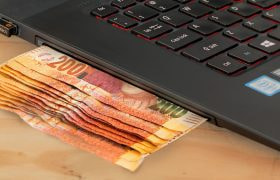 Sedlar kommer ut från laptop som ett uttag