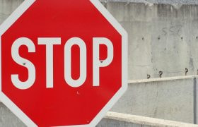 Stoppskylt mot betongbakgrund